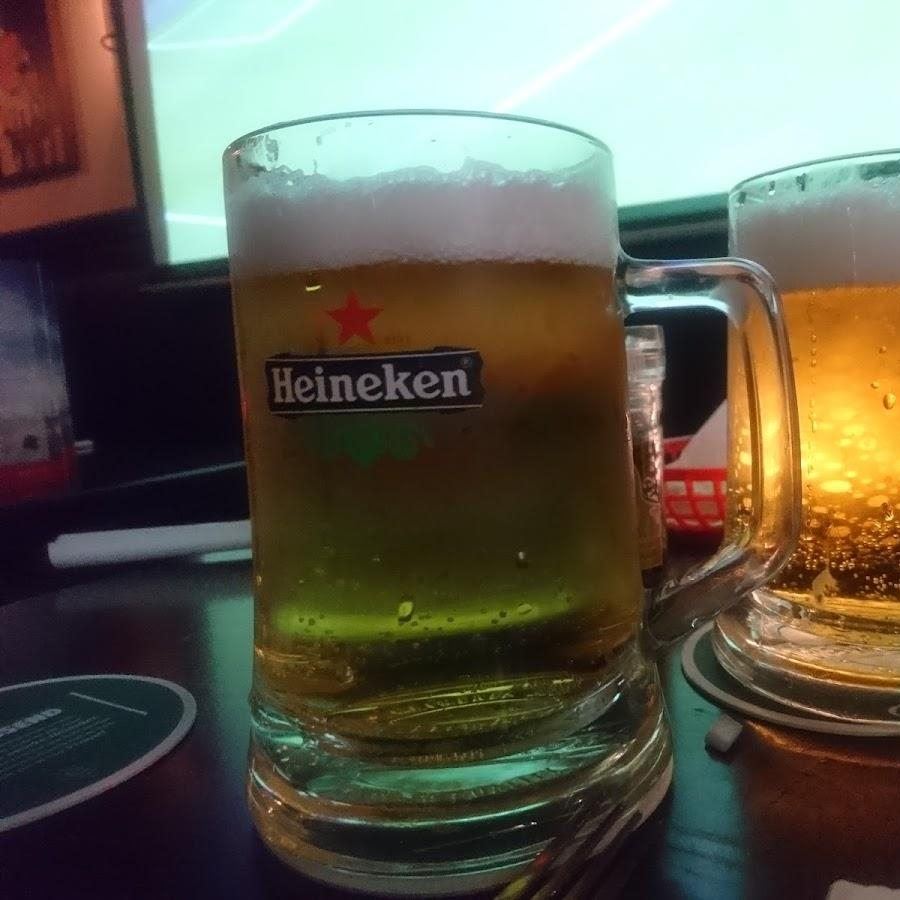 Twee pullen Heineken op de bar