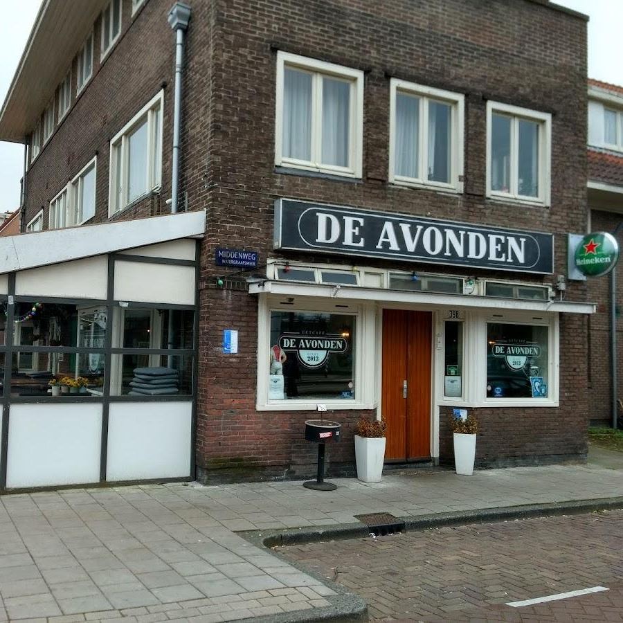 De gevel van Eetcafé De Avonden op de hoek van de Middenweg