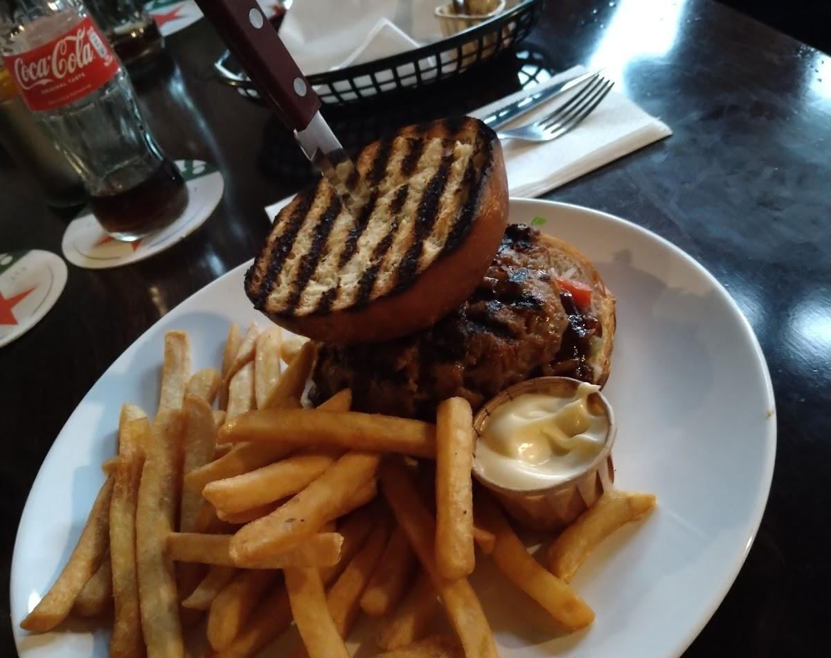 Hamburger met friet en mayonaise