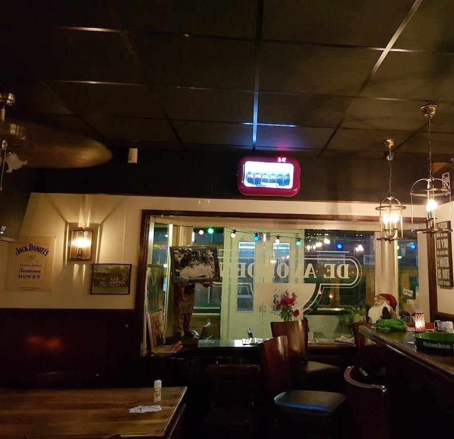 Interieur van De Avonden met kroonluchters en houten tafels