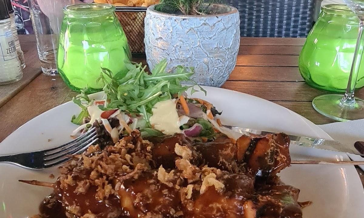 Saté met gebakken uitjes en salade