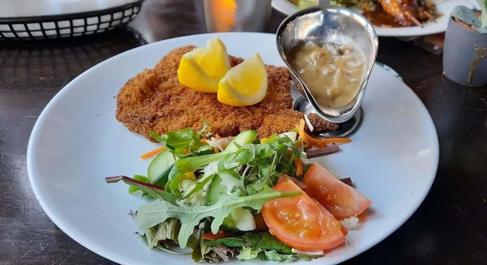 Wienerschnitzel met citroen, salade en champignonsaus