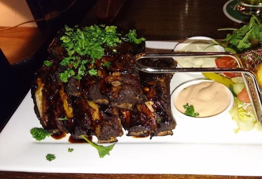 Spareribs met friet en sausjes