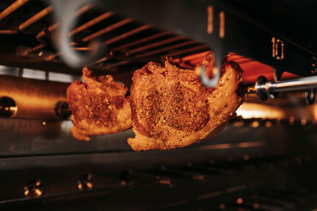 Vlees op de churrasco-grill