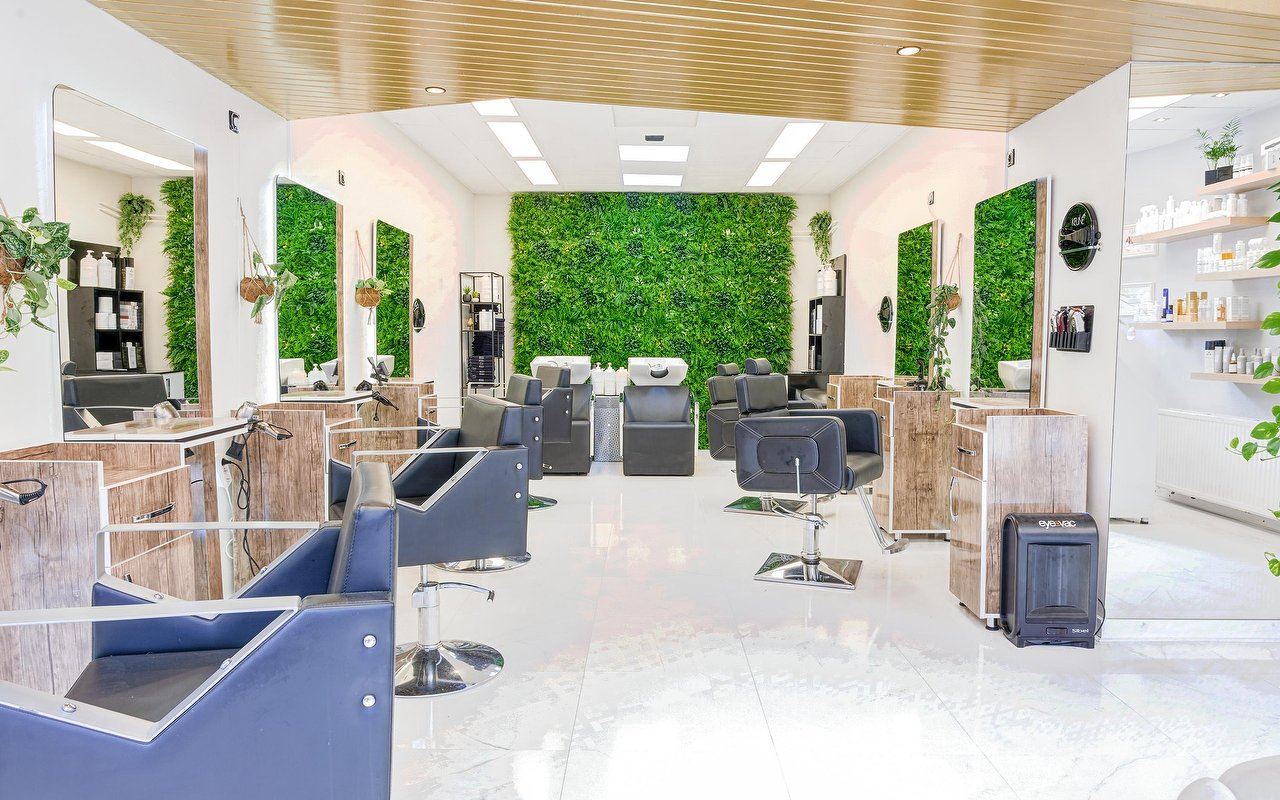 De salon aan de Bilderdijkstraat met groene muur