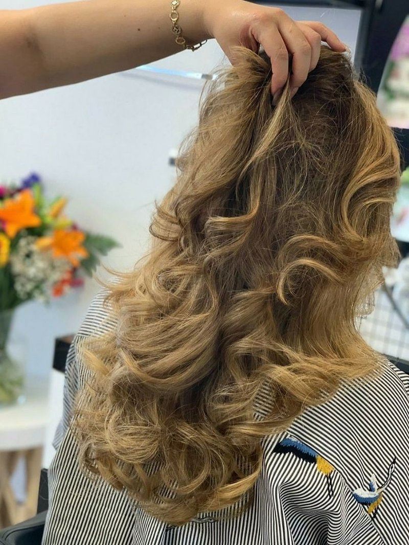 Warme balayage in lange golven, gemaakt bij Hayestan
