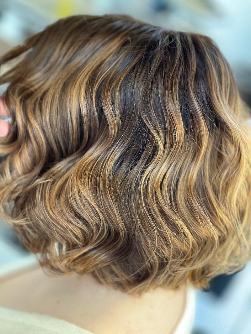 Halflange golven in honingblond
