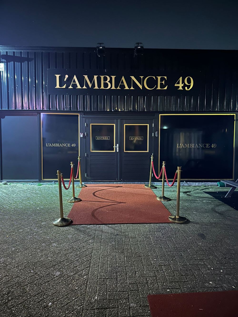 De entree van L'Ambiance 49 met rode loper