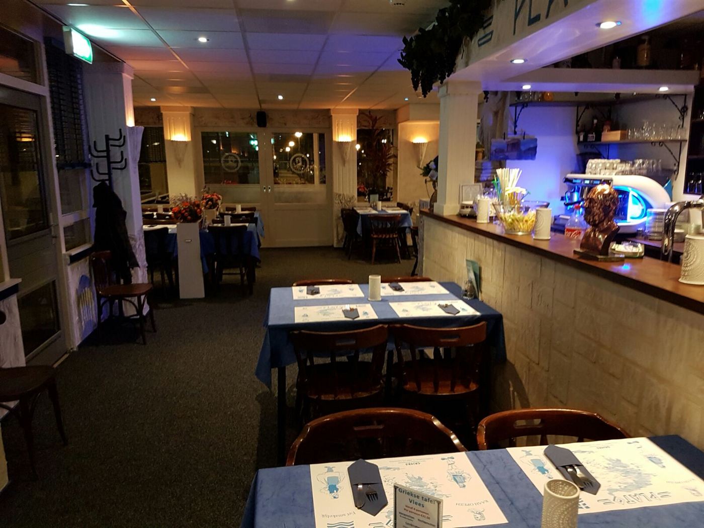 Gedekte tafels in het restaurant bij avond