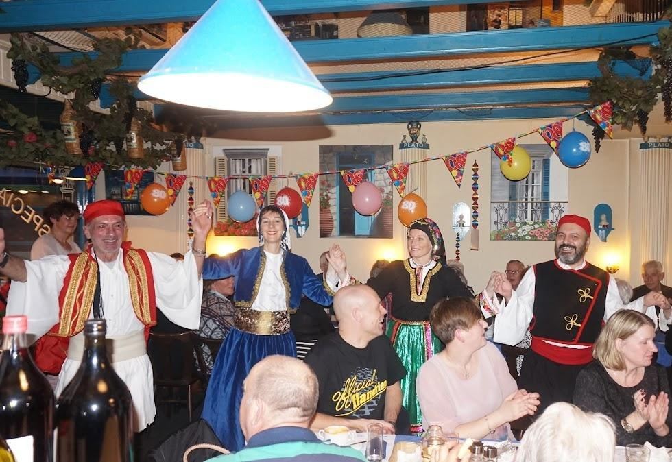 Feest met dansers in Griekse klederdracht