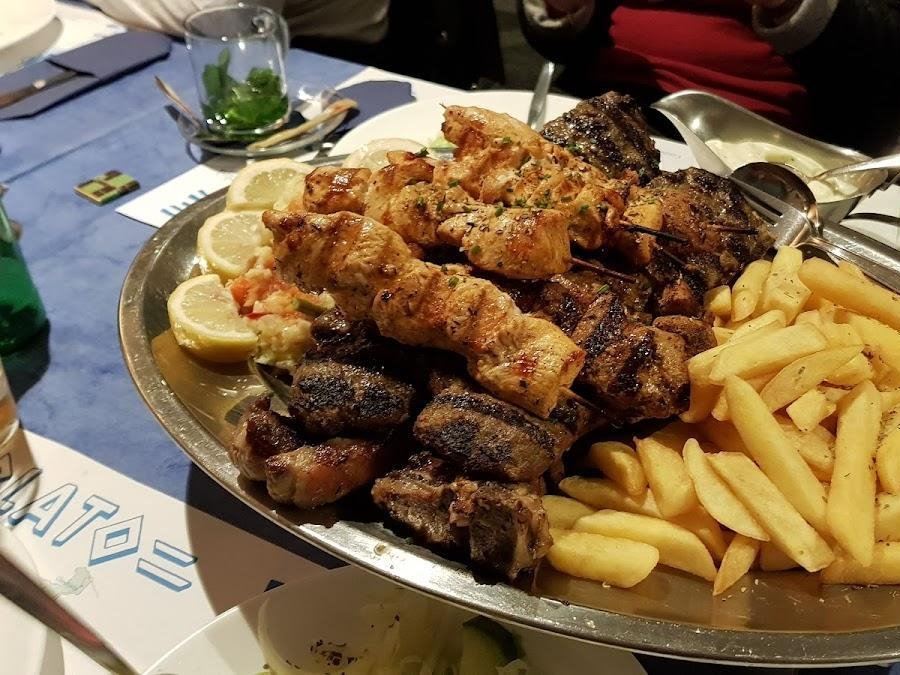 Grillschotel met souvlaki, kip en patat