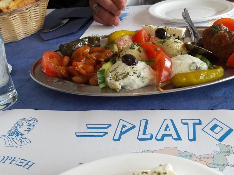 Pikilia met tzatziki, taramo, gigantes en keftedakia op een Plato-placemat