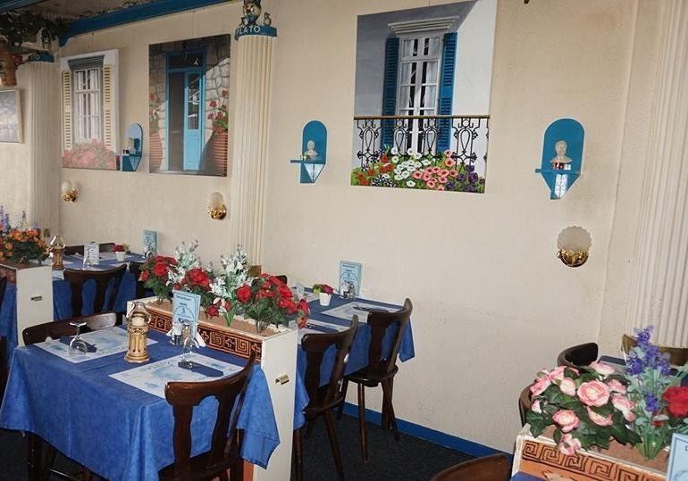 Het blauw-witte interieur van Plato met geschilderde ramen