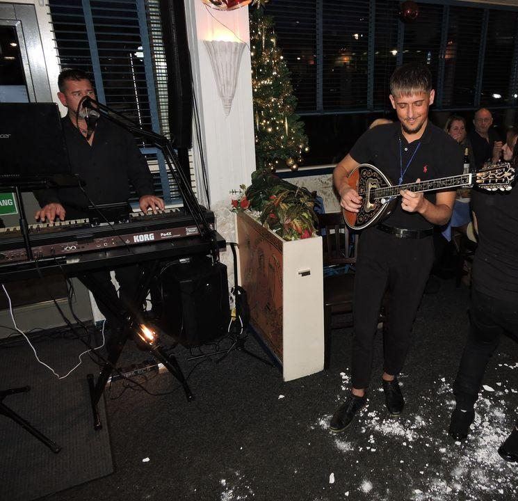 Live bouzouki en keyboard in het restaurant