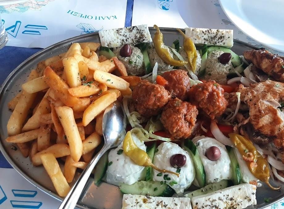 Schotel met keftedakia, kip, tzatziki, feta en patat