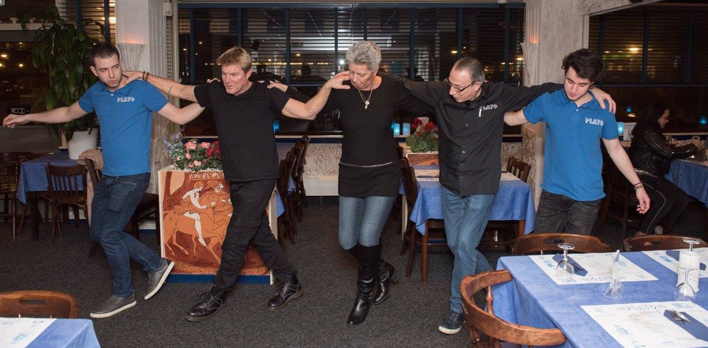 Het team van Plato danst de sirtaki