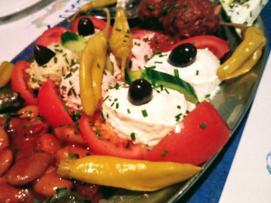 Koude voorgerechten met tzatziki, olijven en pepers