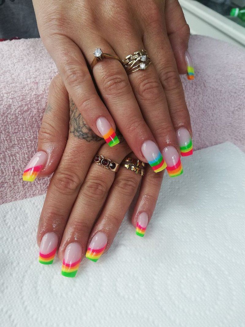 Regenboog-French op amandelnagels