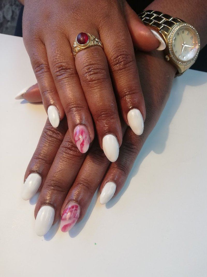 Witte amandelnagels met nail art
