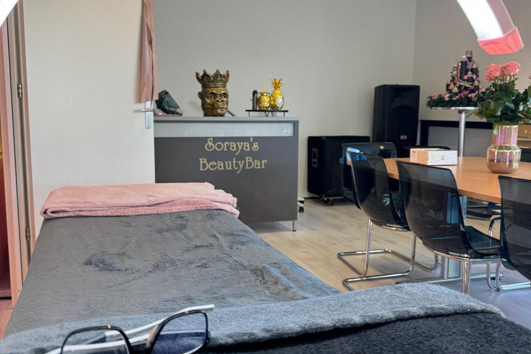 Behandelkamer met de balie van Soraya's BeautyBar
