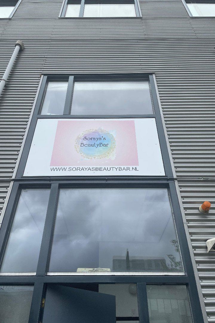 De gevel met het logo van Soraya's BeautyBar