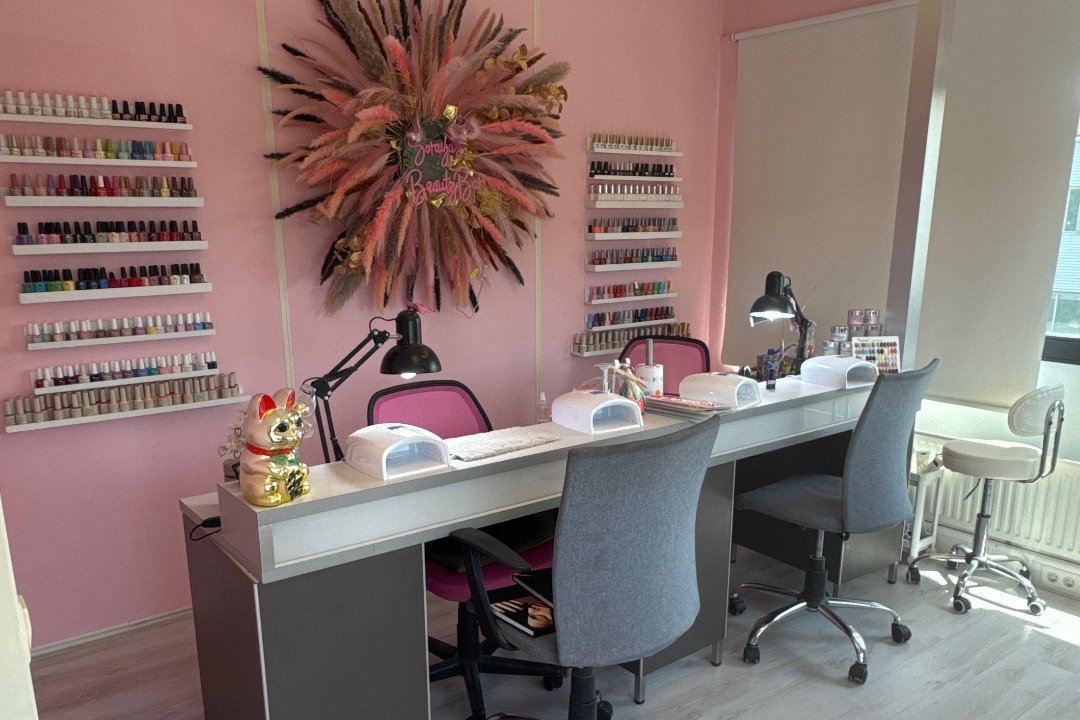 De nagelbar van Soraya's BeautyBar met roze wand