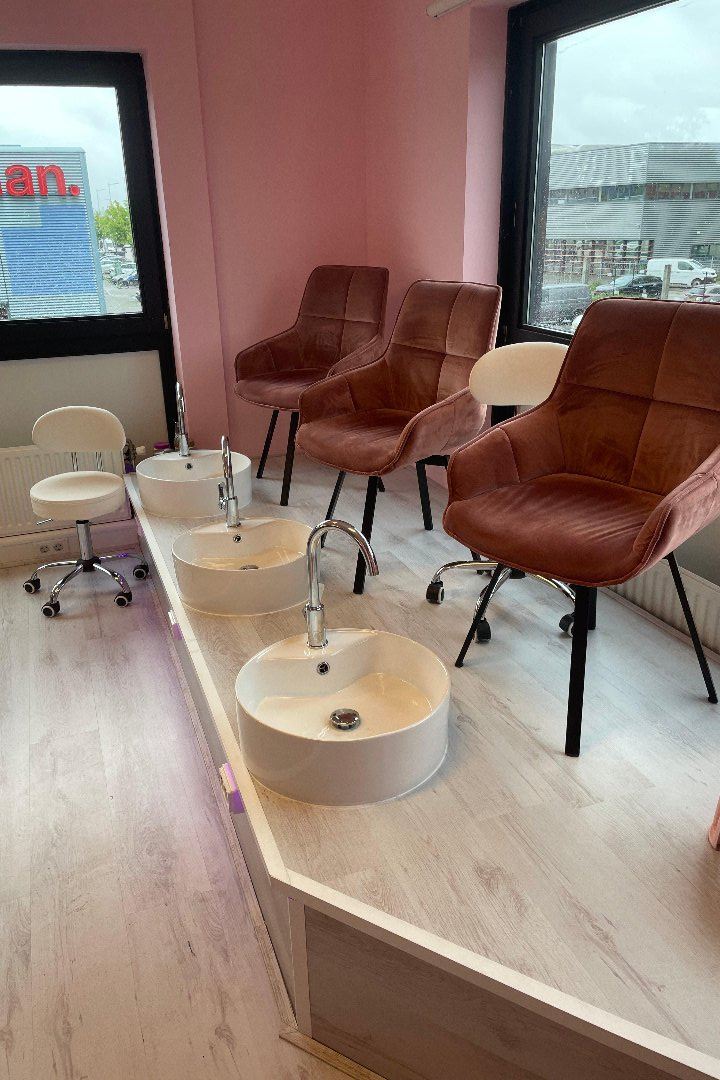 Pedicurebank met roze fluwelen stoelen