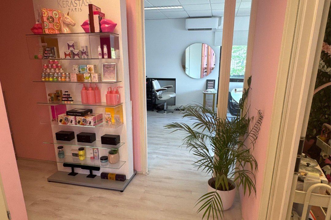Winkelhoek met producten in de salon