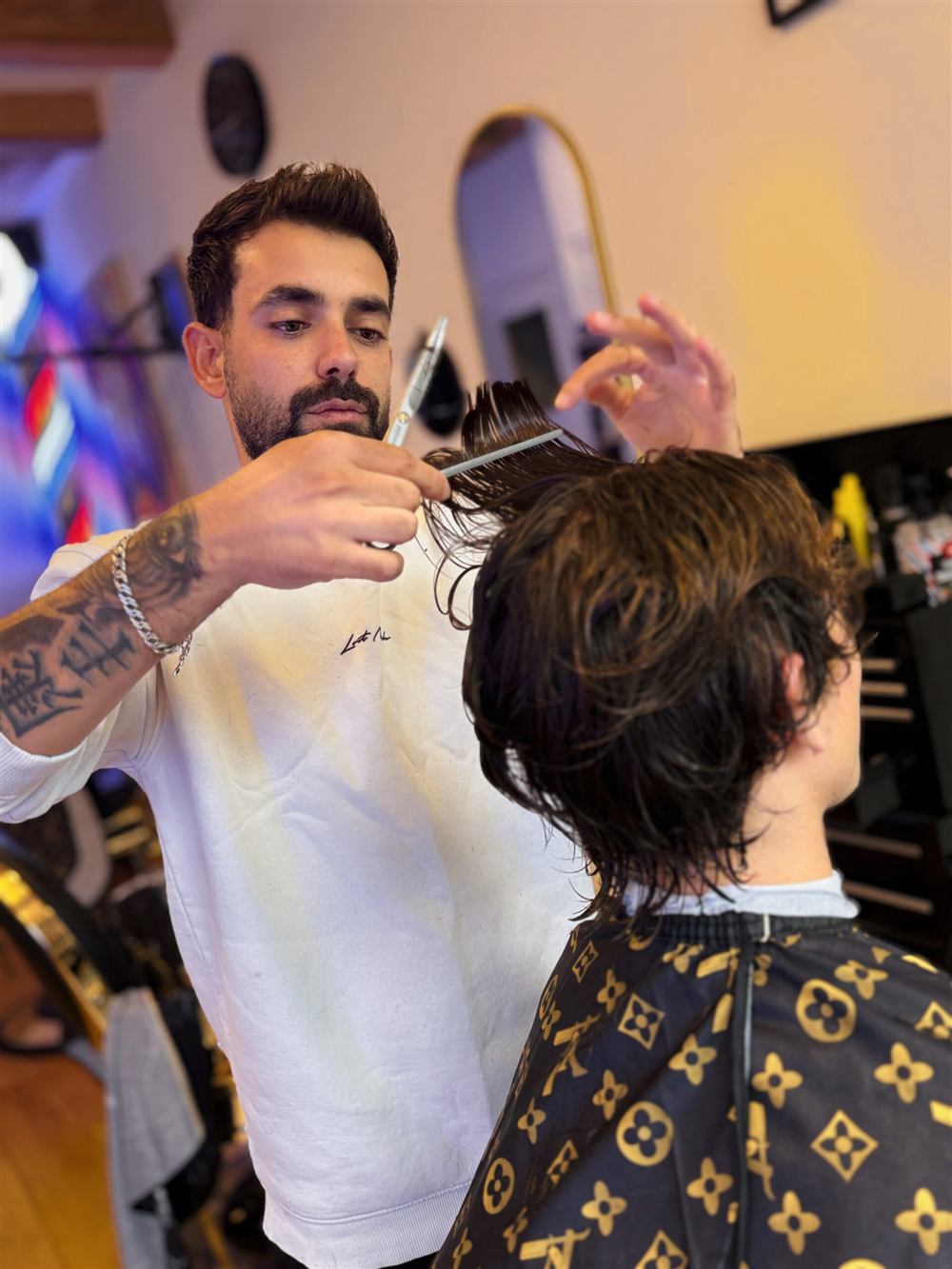 Barber aan het knippen bij Tito Barbershop