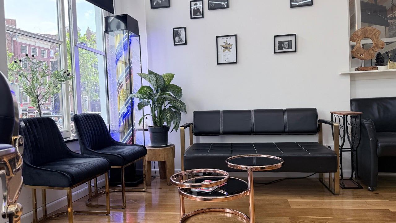 Wachtruimte met zwarte banken